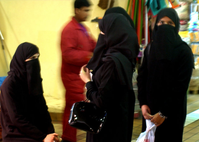 Sri Lanka to ban burqas, close 1,000 Islamic schools