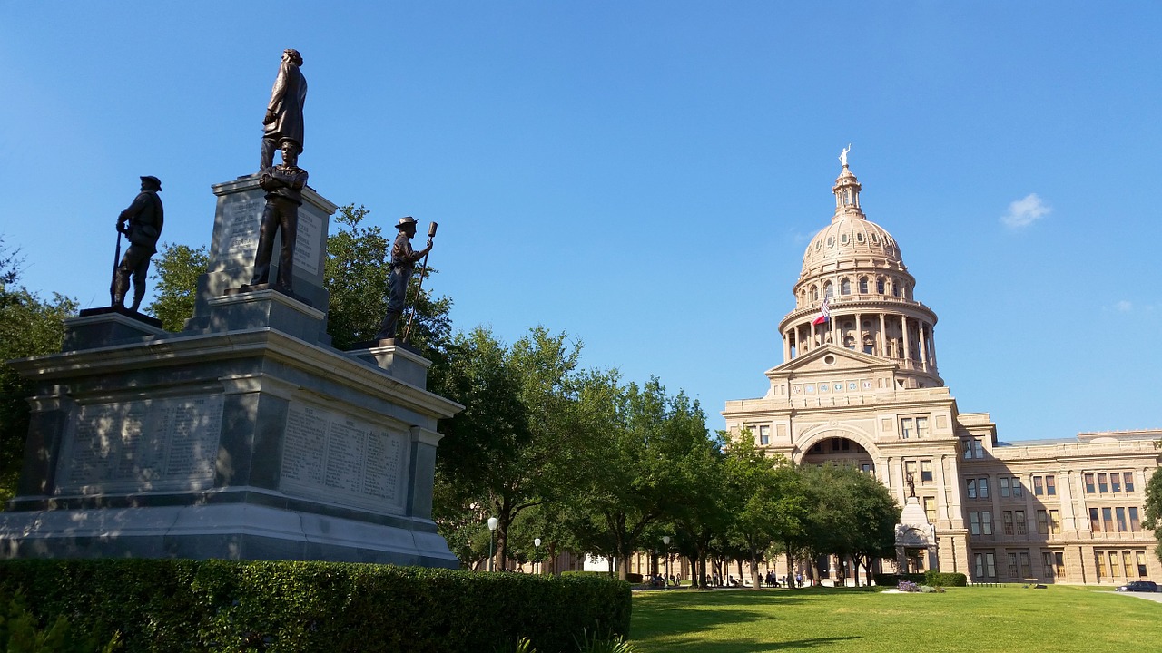 Texas appeals court strikes down provision of open meetings act