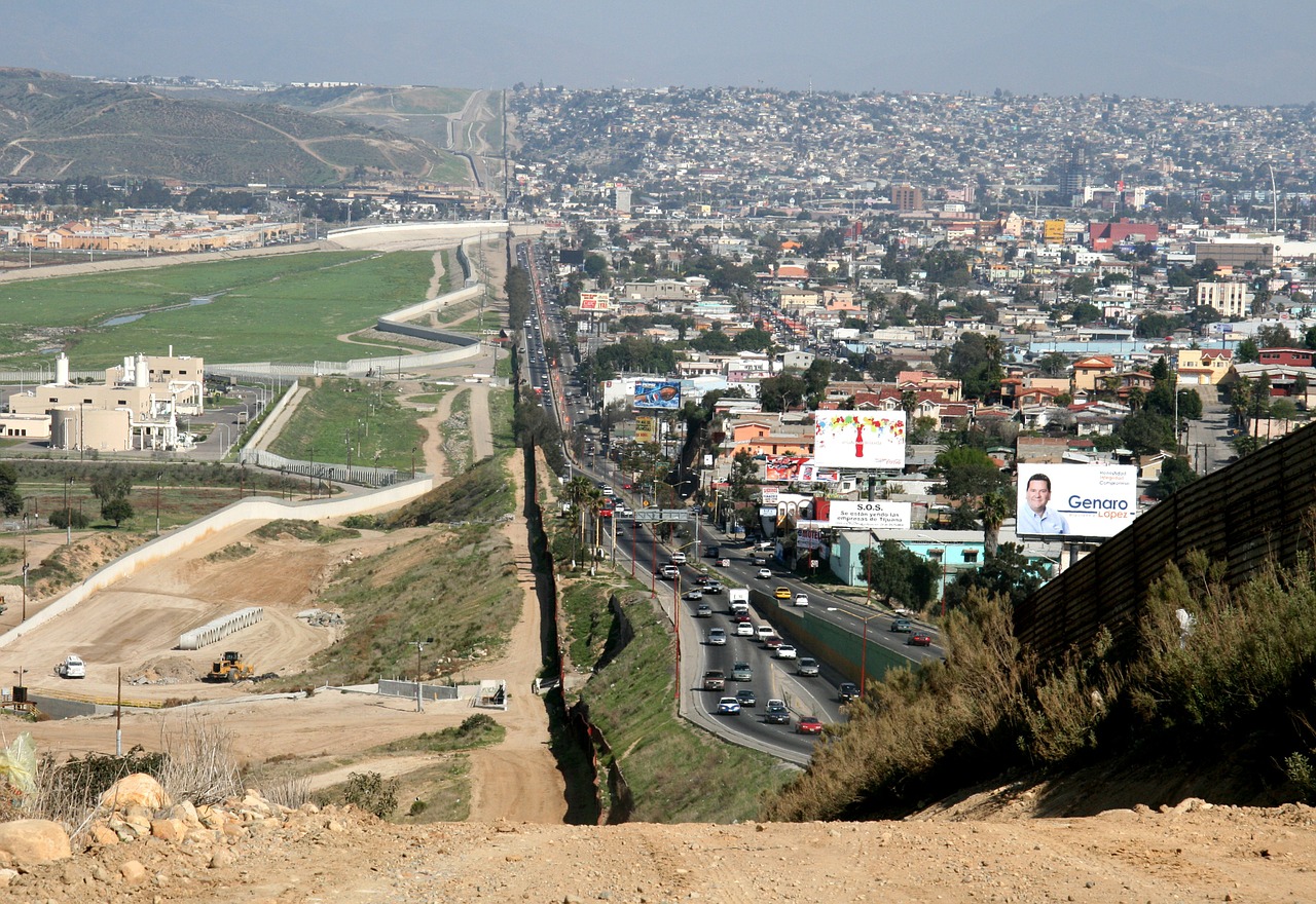 Trump signs proclamation blocking asylum seekers caught at US-Mexico border