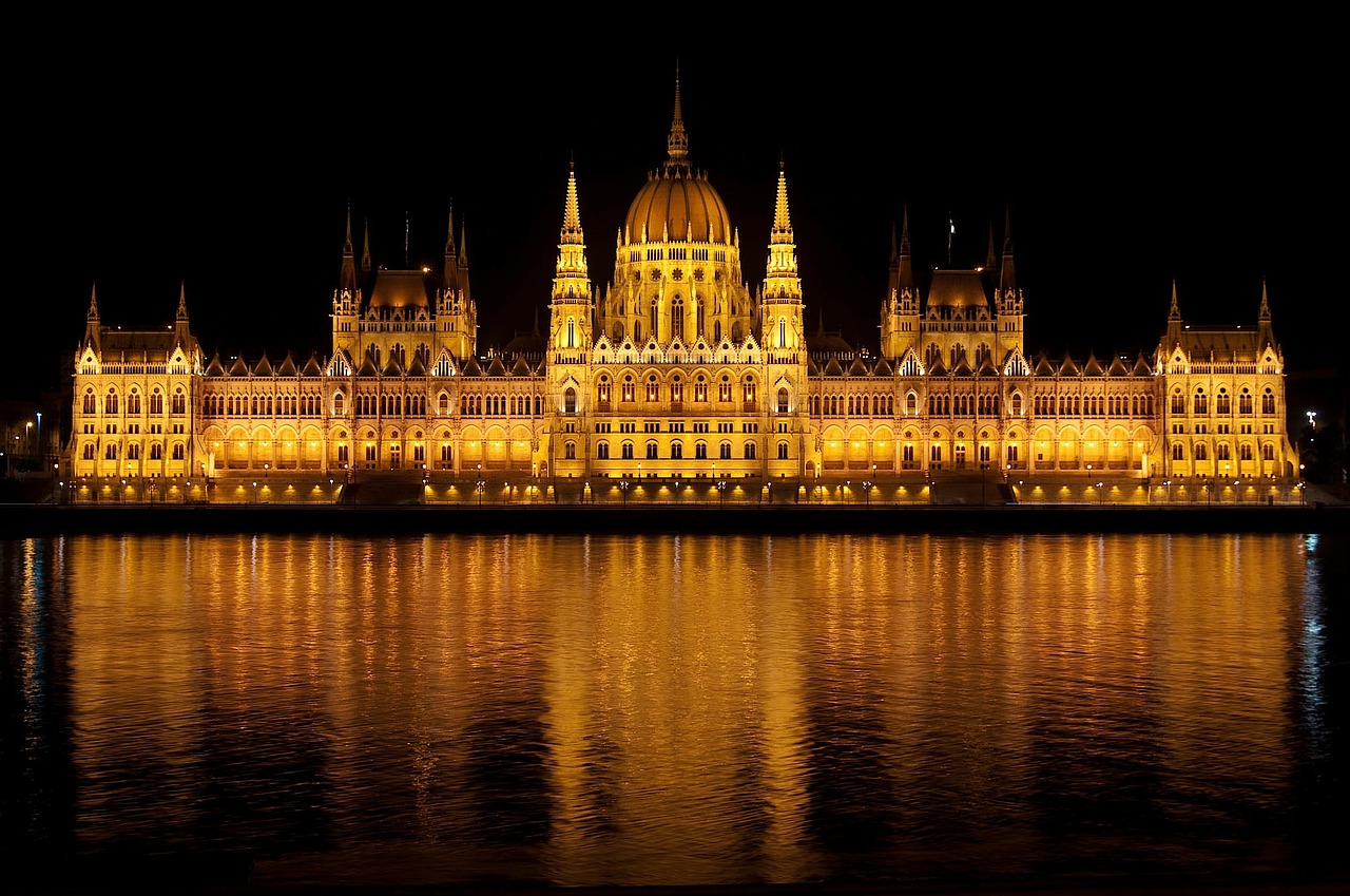 Hungary Parliament relaxes labor code in favor of employers