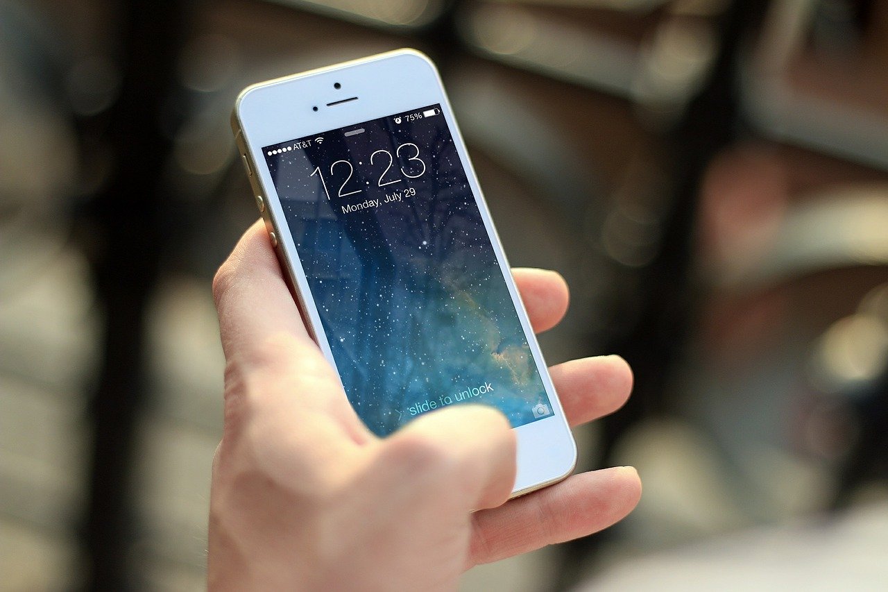 Apple settles in slow iPhone lawsuit