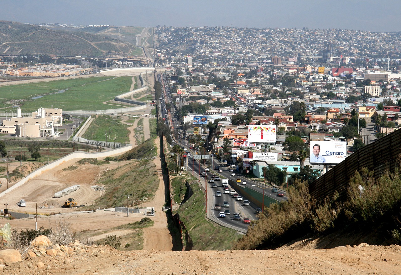 US appeals court temporarily blocks immigration officials from cutting Texas border fencing