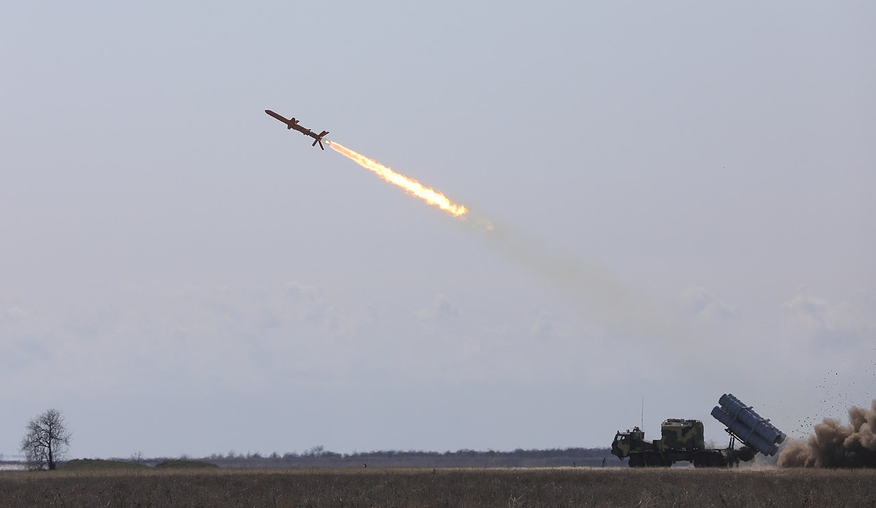 US lifts ban on Ukraine using long-range weapons to strike Russia